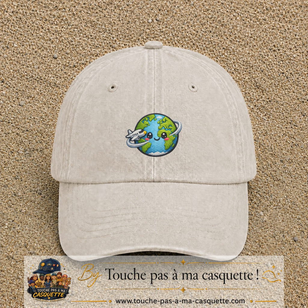 Image principale produit115moyenBC - casquette Beige clair délavé avec visuel Monde kawaii avion 5 cm