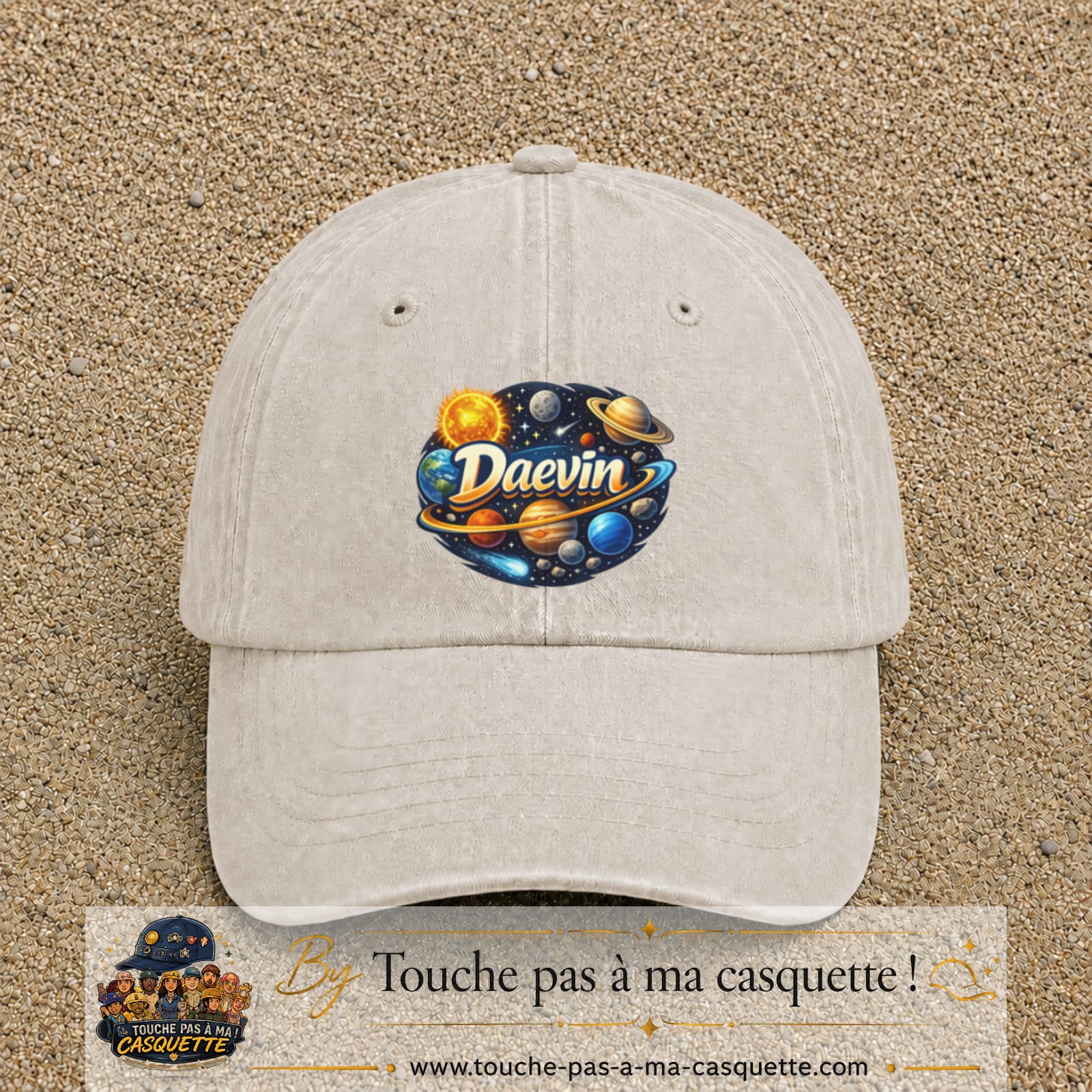 Casquette Beige clair délavé avec motif Prénom Daevin dans le système solaire en 7 cm – vue principale
