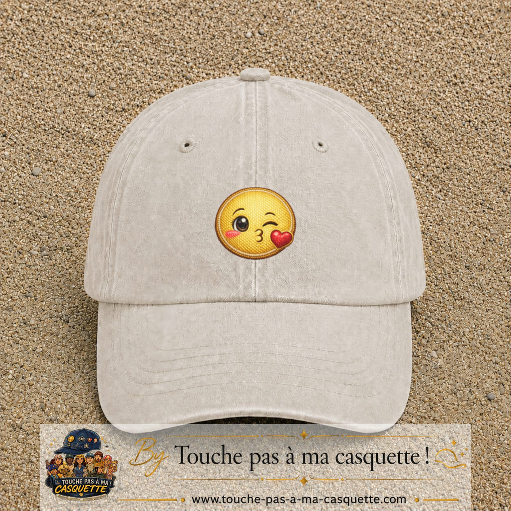 Image principale produit10moyenBC - casquette Beige clair délavé avec visuel Emoji bisou cœur 5 cm