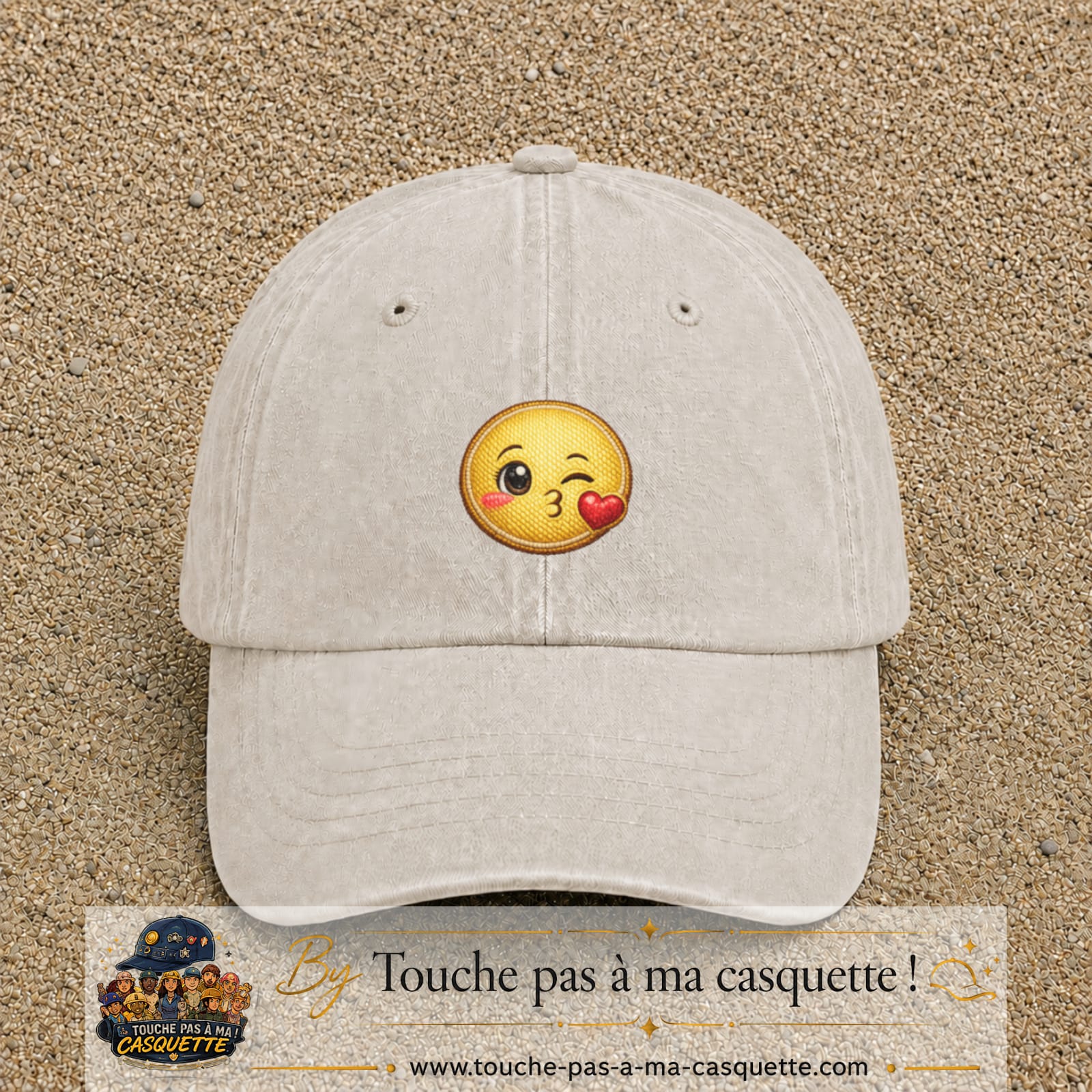 Image principale produit10moyenBC - casquette Beige clair délavé avec visuel Emoji bisou cœur 5 cm