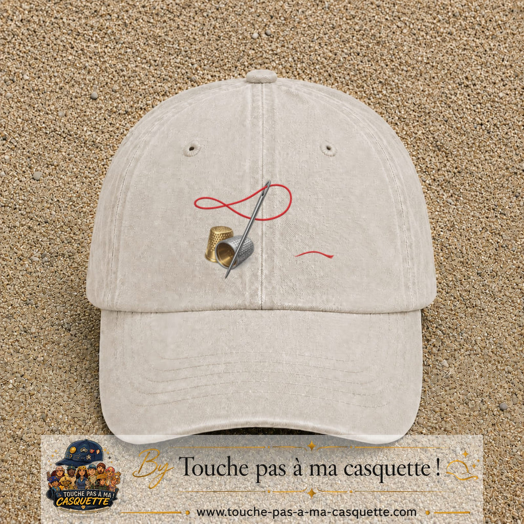 Casquette Beige clair délavé 100% coton avec motif Aiguille et fil rouge 7 cm - image principale