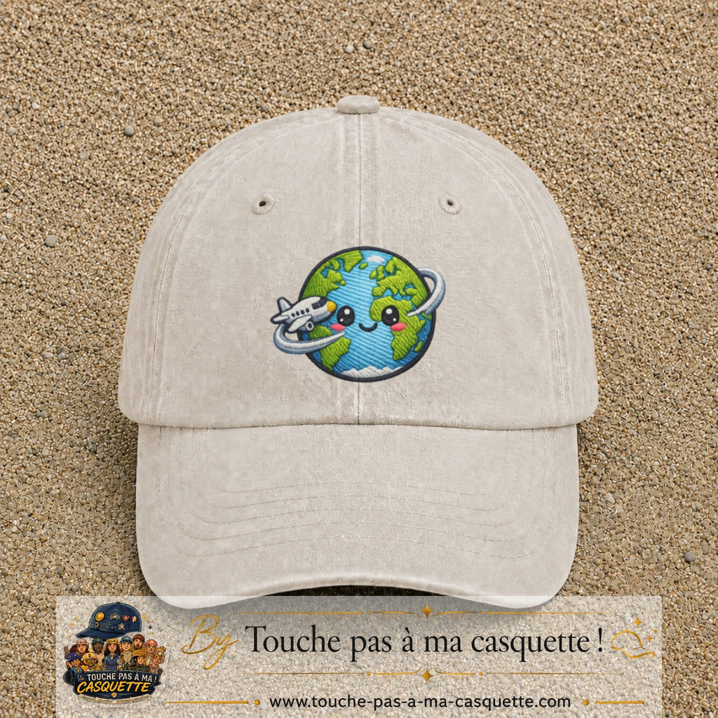 Casquette Beige clair délavé motif Globe voyageur avec avion 7 cm - vue principale