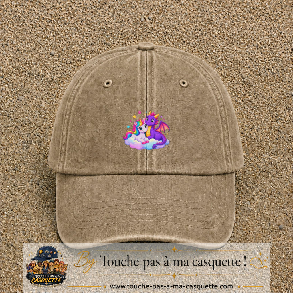 Casquette Beige foncé délavé motif Licorne et bébé dragon logo 5 cm