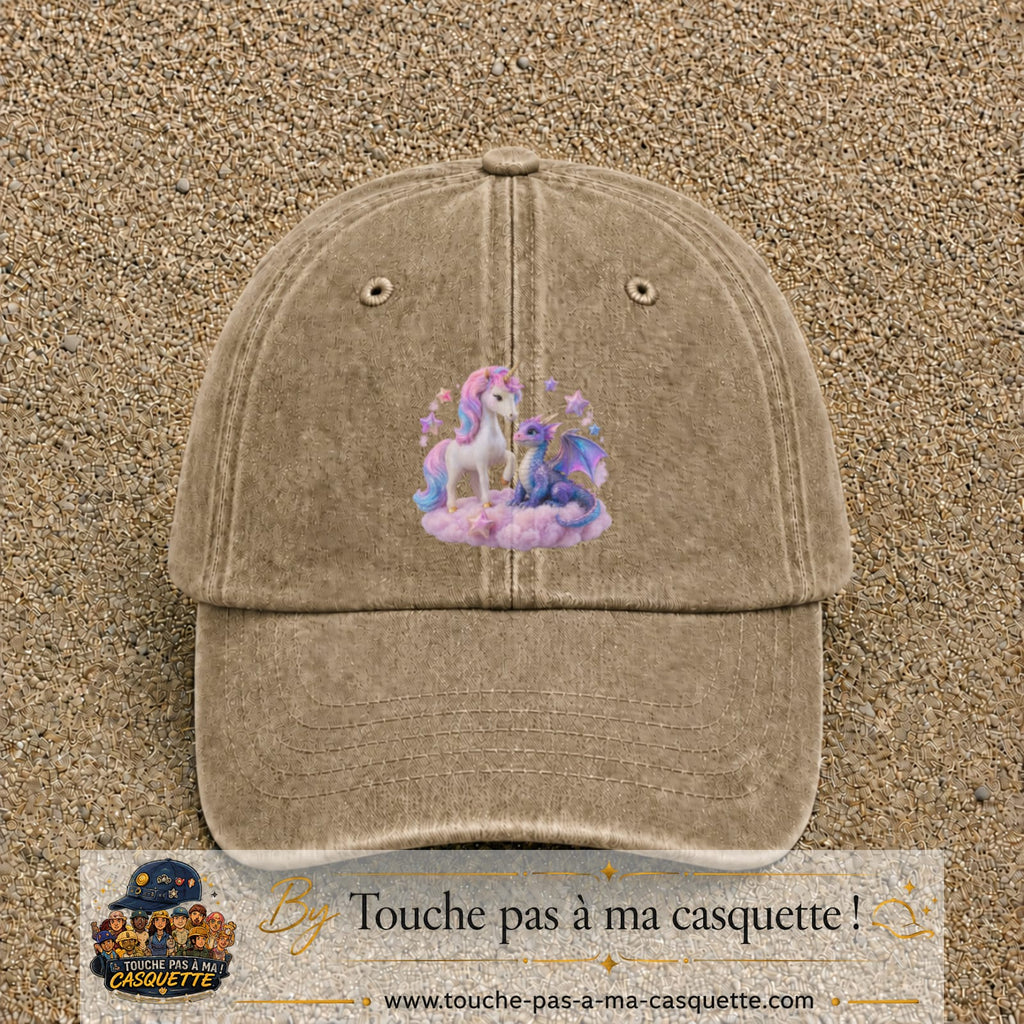 Casquette Beige foncé délavé avec motif Licorne et dragon sur un nuage en 7 cm – vue principale