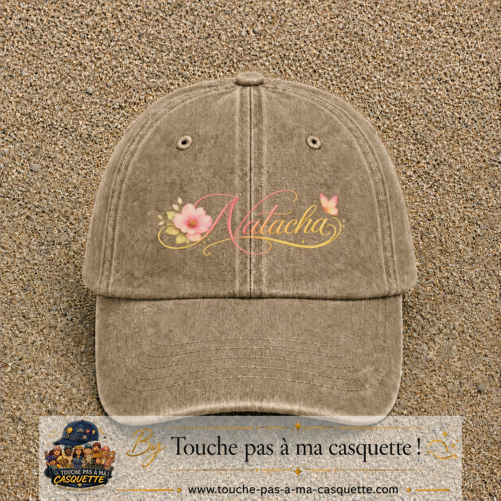 Casquette Beige foncé délavé avec motif Prénom Natacha fleuri en 7 cm – vue principale