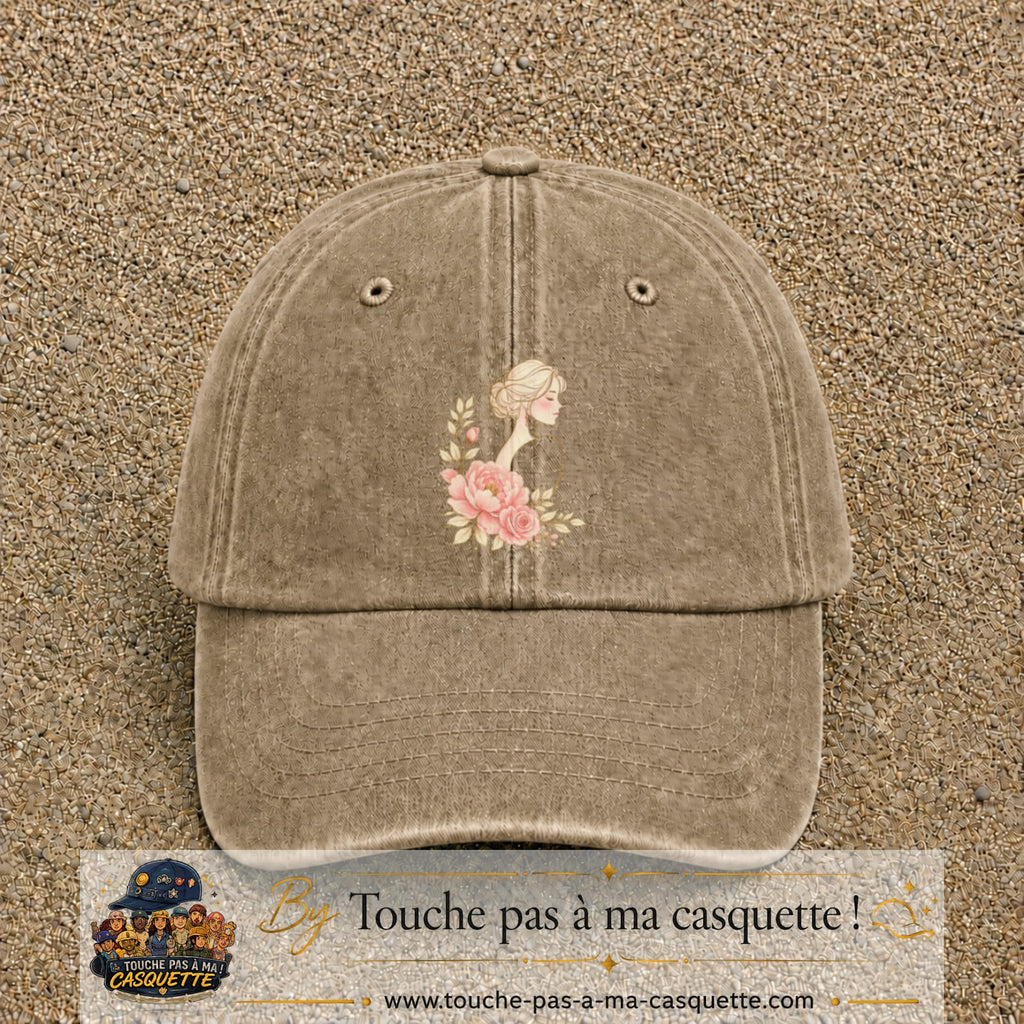 Casquette Beige foncé délavé avec motif Portrait féminin aux pivoines en 7 cm – vue principale