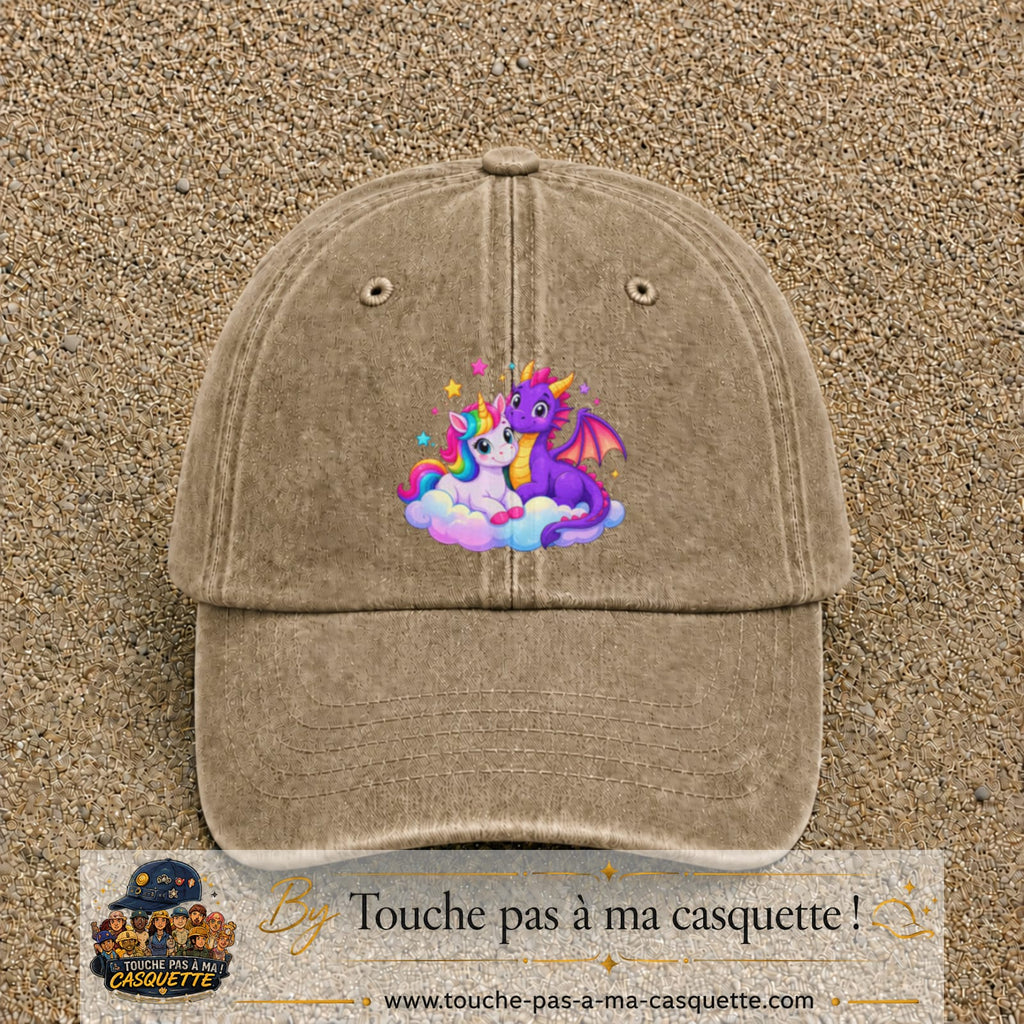 Casquette Beige foncé délavé motif Licorne et bébé dragon logo 7 cm