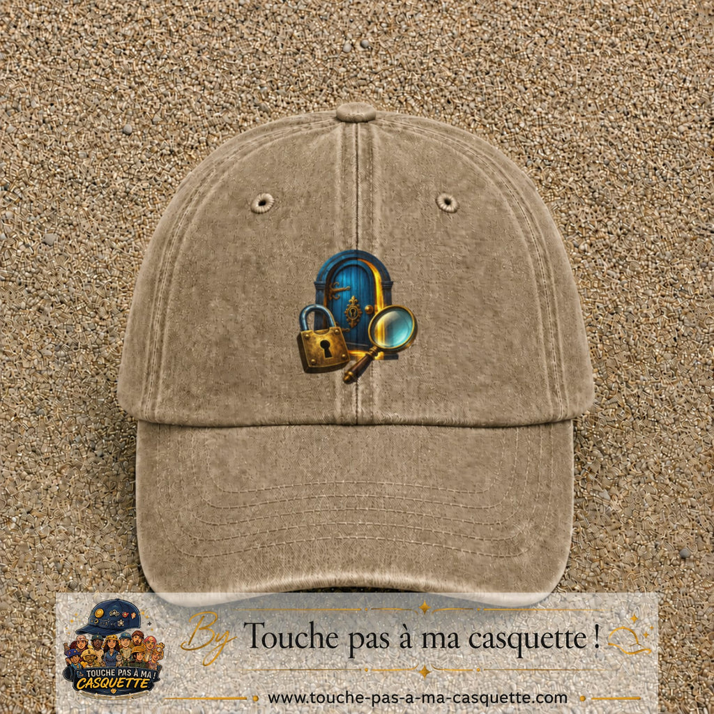 Casquette Beige foncé délavé avec motif Porte mystérieuse avec cadenas en 7 cm – vue principale