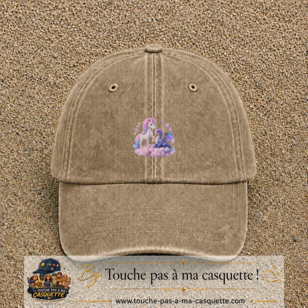 Casquette Beige foncé délavé avec motif Licorne et dragon sur un nuage en 5 cm – vue principale