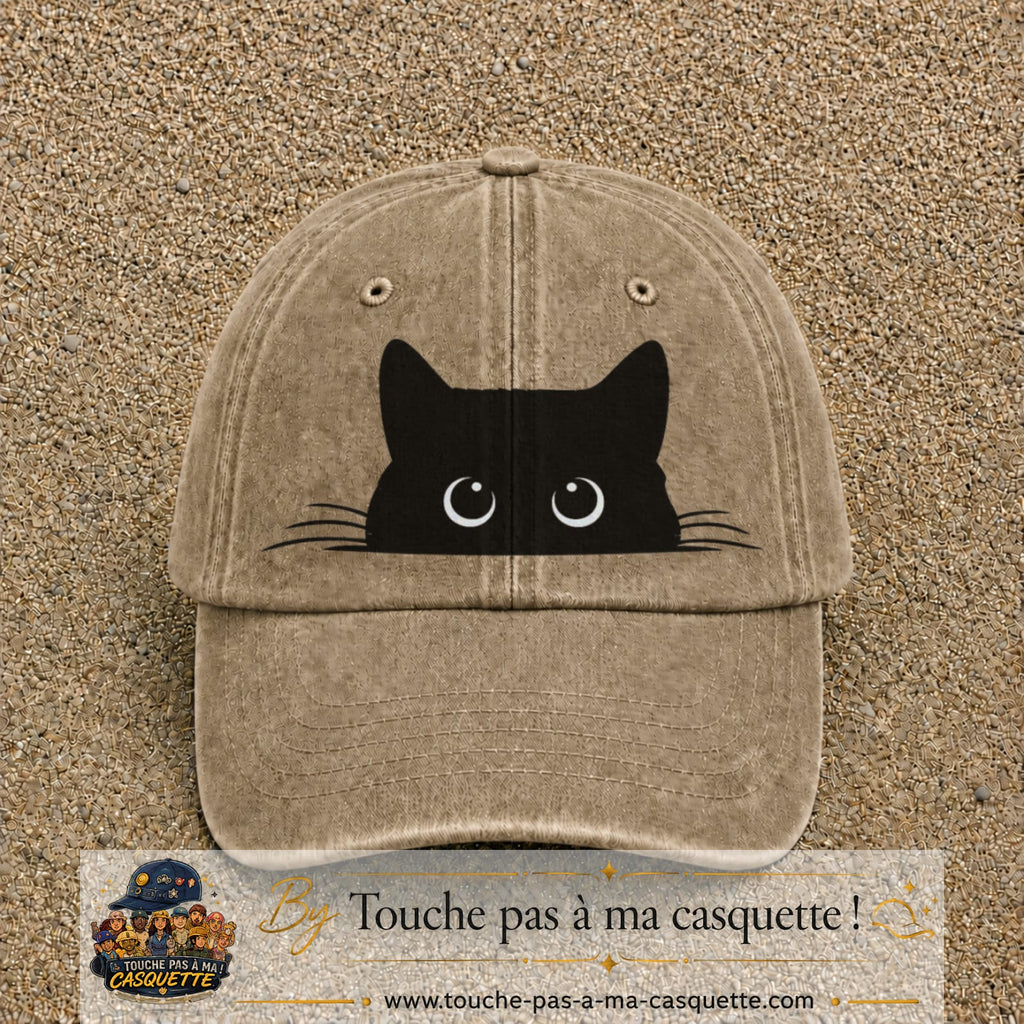 Image principale produit16grosBF - casquette Beige foncé délavé avec visuel Chat noir caché yeux ronds 7 cm