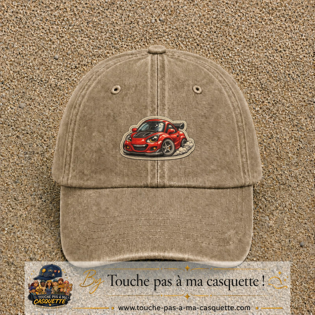 Image principale produit93moyenBF - casquette Beige foncé délavé avec visuel Voiture rouge 5 cm