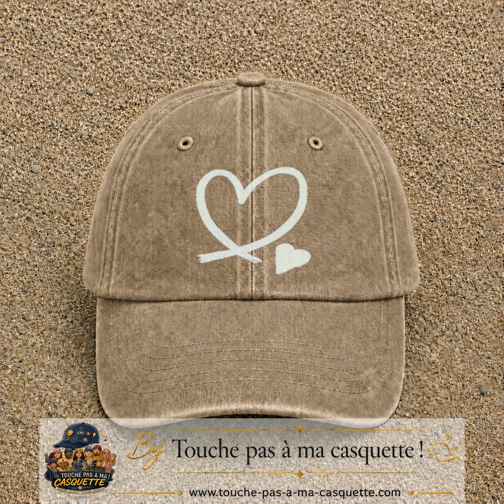 Image principale produit30grosBF - casquette Beige foncé délavé avec visuel Cœur continu blanc 7 cm