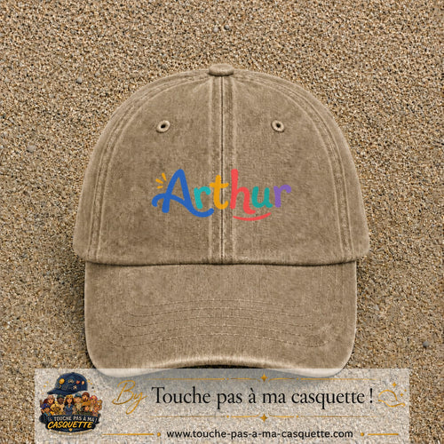 Casquette baseball Beige foncé délavé 100% coton avec visuel Prénom Arthur coloré 7 cm - image produit principale