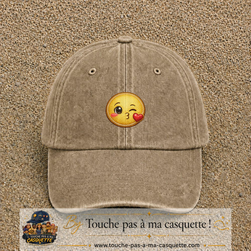 Casquette baseball Beige foncé délavé 100% coton avec visuel Emoji bisou cœur 5 cm - image produit principale