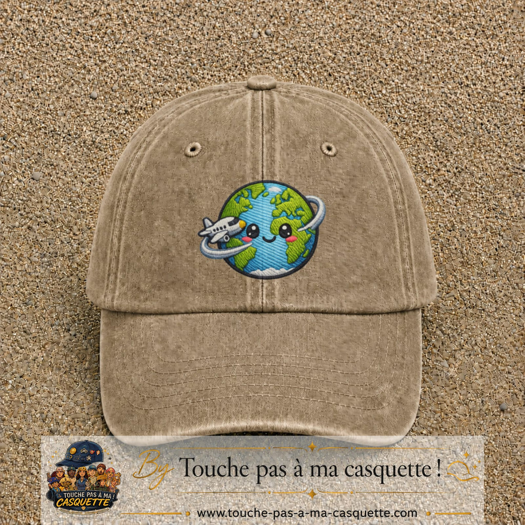 Casquette Beige foncé délavé motif Globe voyageur avec avion 7 cm - vue principale