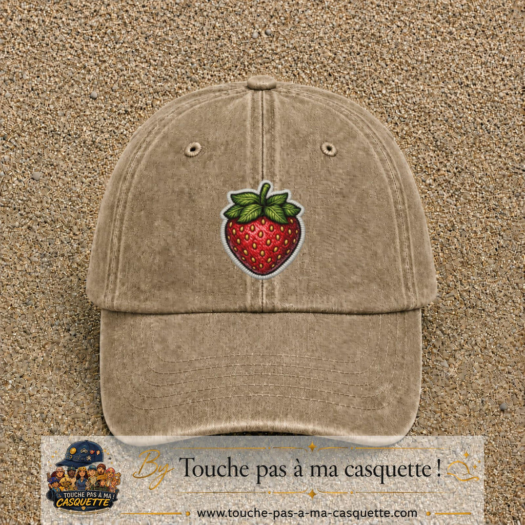 Casquette Beige foncé délavé motif Fraise gourmande 7 cm - vue principale