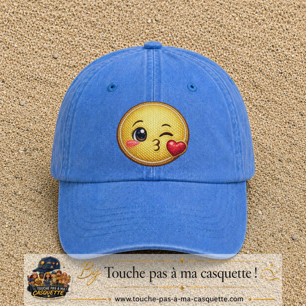 Image principale produit10grosBLC - casquette Bleu ciel délavé avec visuel Emoji bisou cœur 7 cm