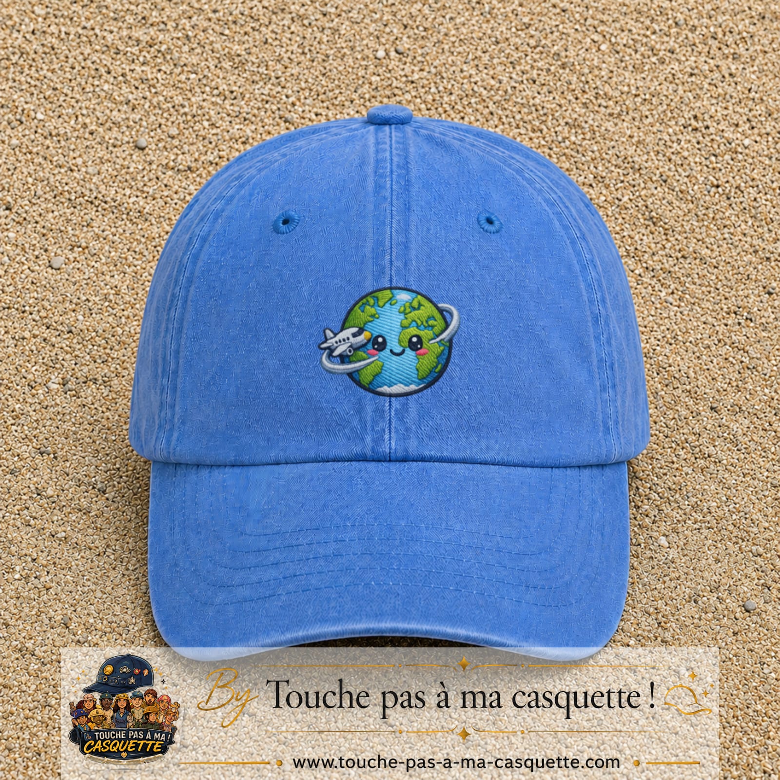 Image principale produit115moyenBLC - casquette Bleu ciel délavé avec visuel Monde kawaii avion 5 cm
