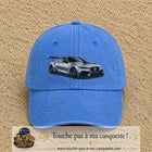 Casquette Bleu ciel délavé avec motif Voiture sportive en 7 cm – vue principale