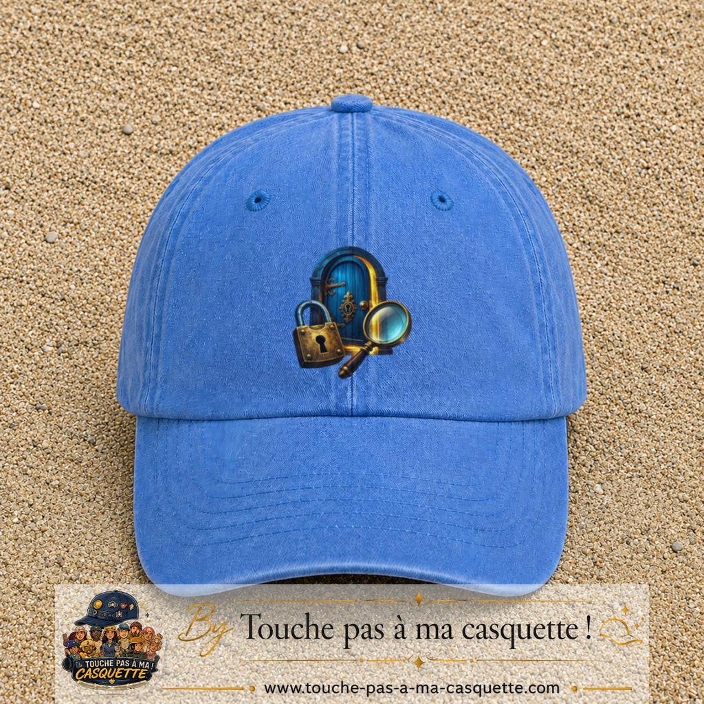 Casquette Bleu ciel délavé avec motif Porte mystérieuse avec cadenas en 7 cm – vue principale