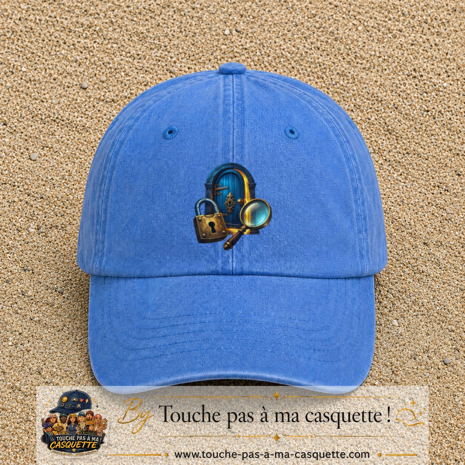 Casquette Bleu ciel délavé avec motif Porte mystérieuse avec cadenas en 7 cm – vue principale
