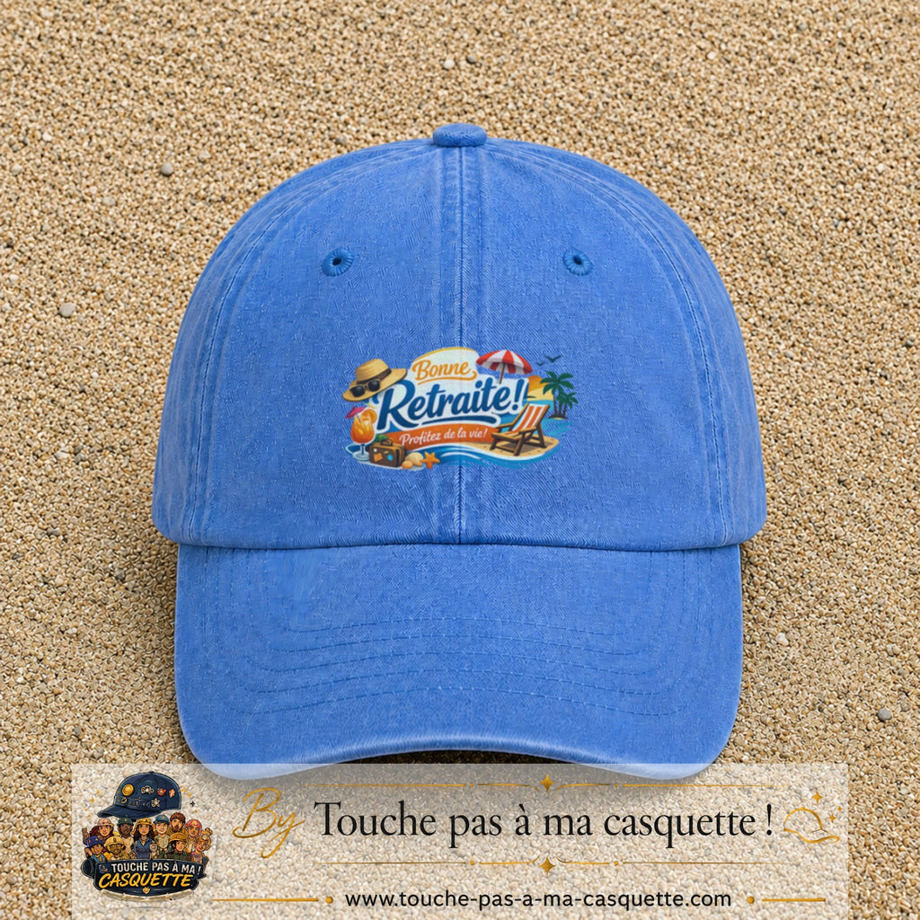 Casquette Bleu ciel délavé avec motif Bonne retraite au bord de la mer en 5 cm – vue principale