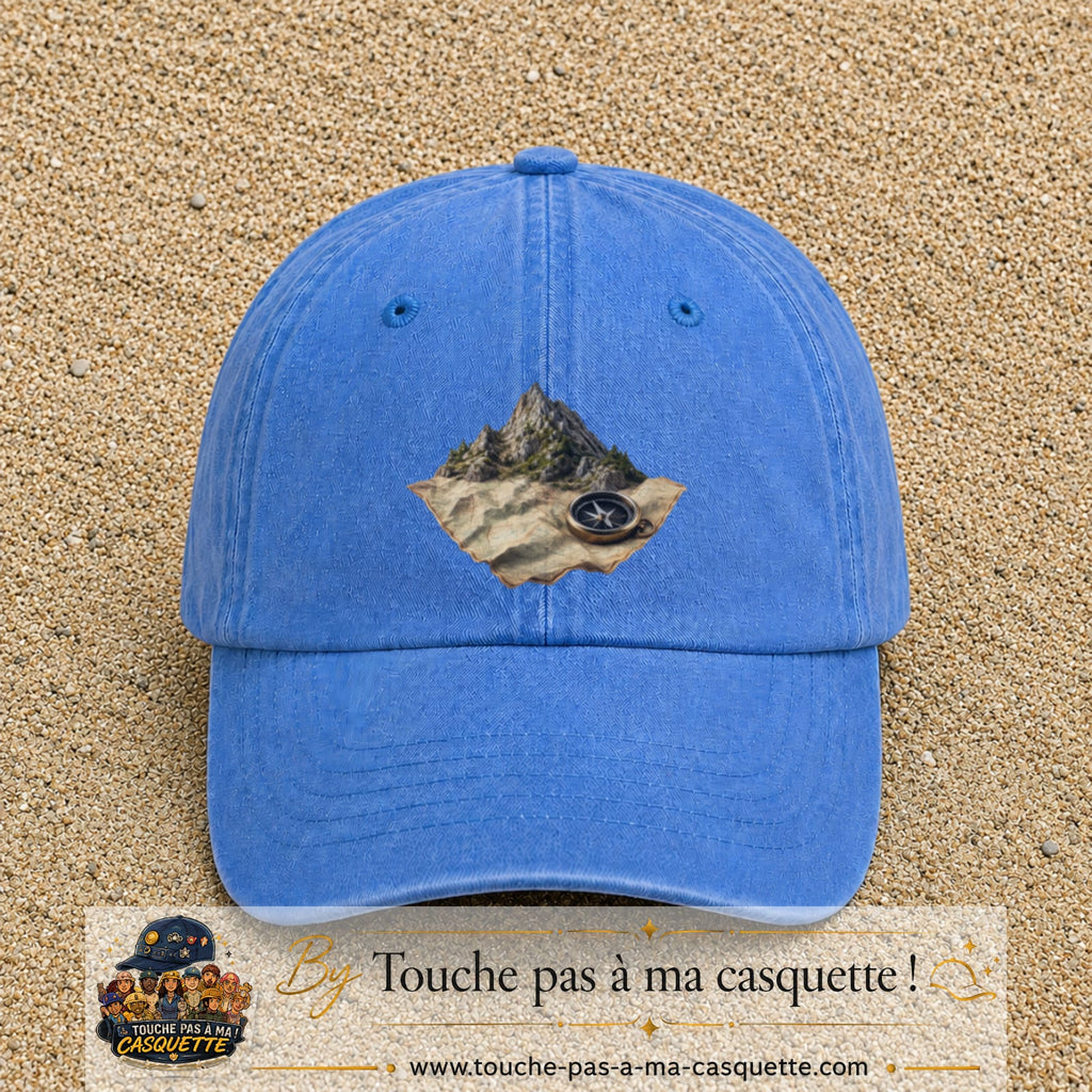 Casquette Bleu ciel délavé avec motif Montagne sur carte avec boussole en 7 cm – vue principale