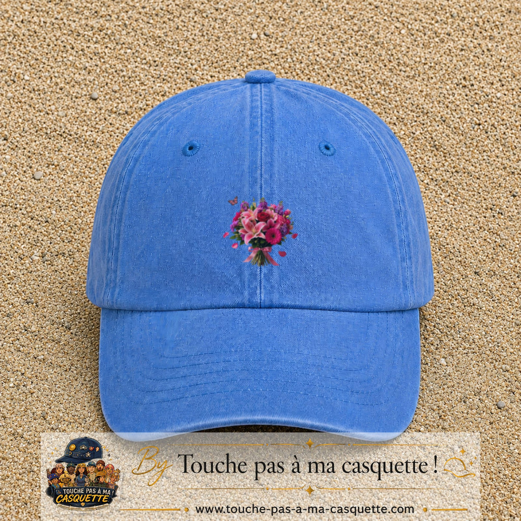 Casquette Bleu ciel délavé avec motif Bouquet de lys et roses avec papillon en 5 cm – vue principale