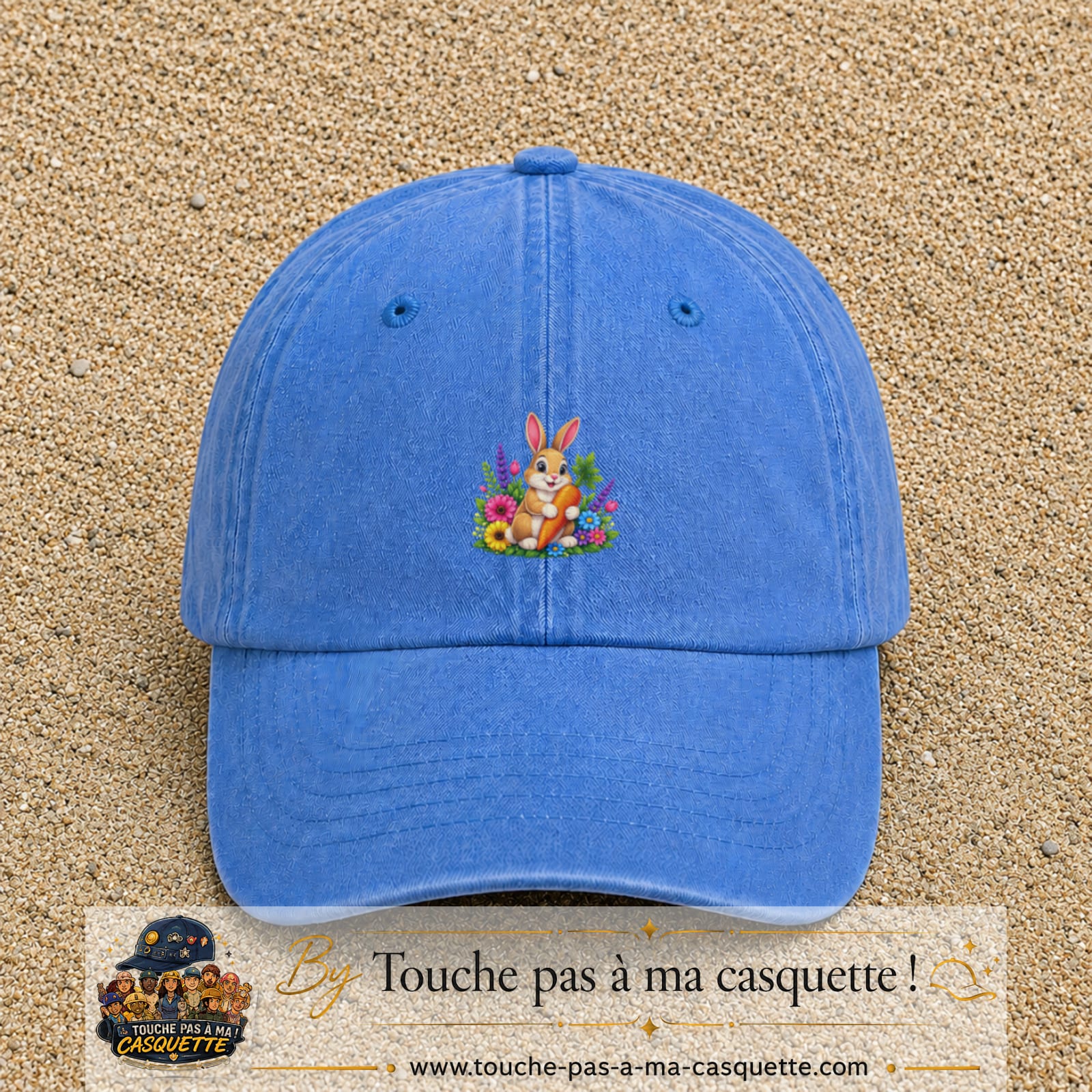 Casquette Bleu ciel délavé avec motif Lapin avec carotte et fleurs en 5 cm – vue principale