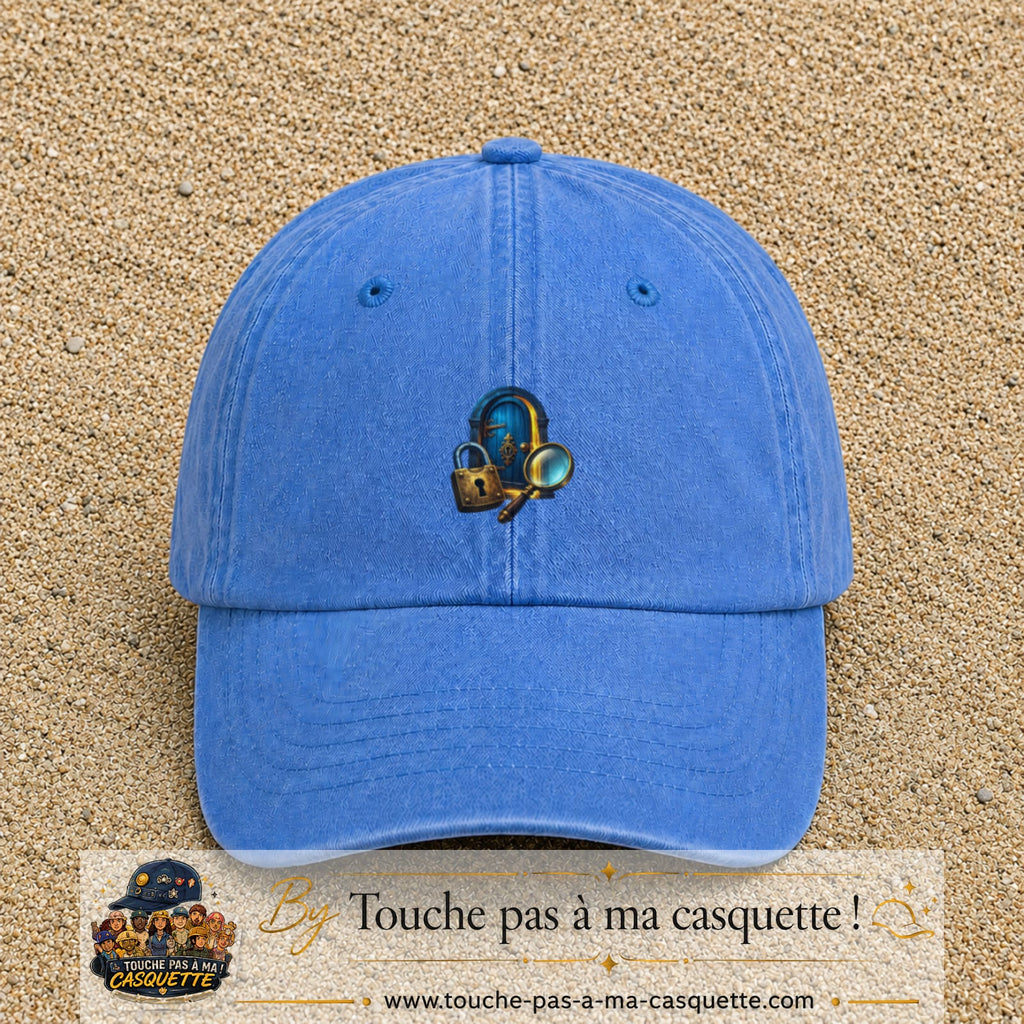 Casquette Bleu ciel délavé avec motif Porte mystérieuse avec cadenas en 5 cm – vue principale