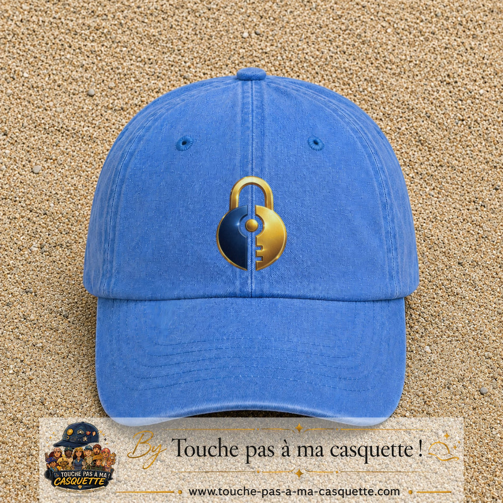 Image principale casquette Bleu ciel délavé avec motif Cadenas doré 7 cm
