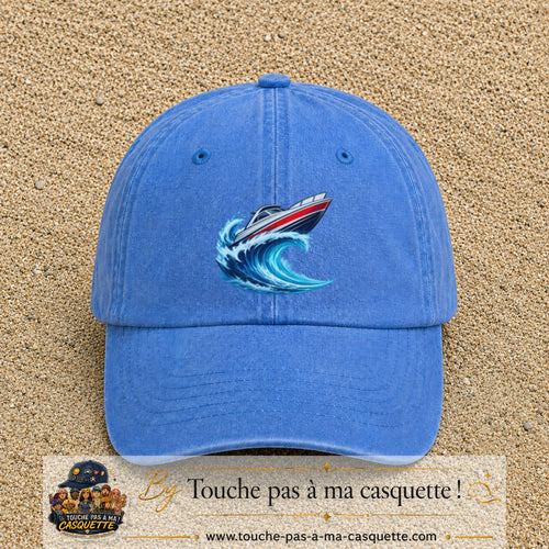 Casquette Bleu ciel délavé avec motif Bateau à moteur sur vague en 7 cm – vue principale