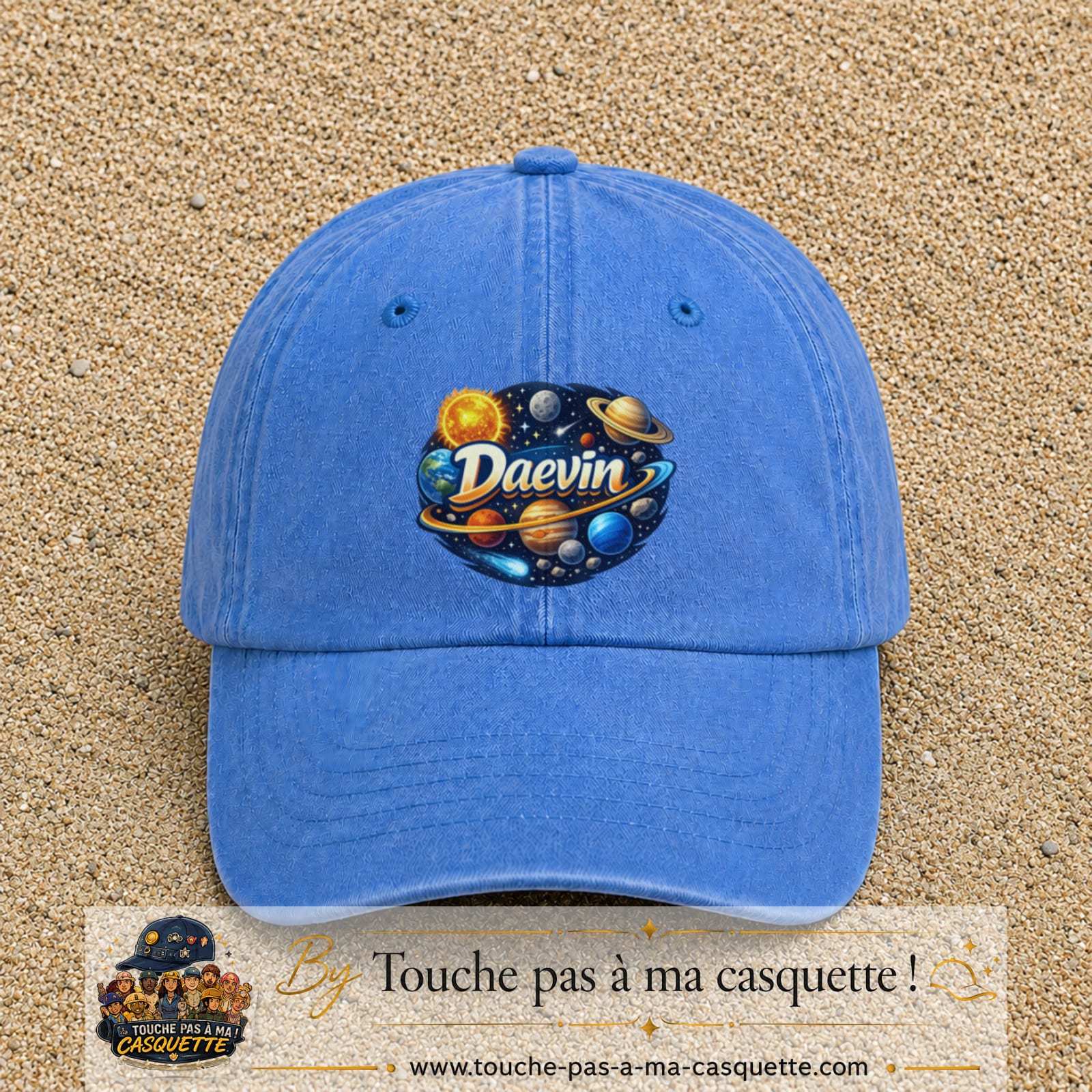 Casquette Bleu ciel délavé avec motif Prénom Daevin dans le système solaire en 7 cm – vue principale