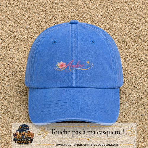 Casquette Bleu ciel délavé avec motif Prénom Ambre fleuri en 3 cm – vue principale