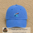 Casquette Bleu ciel délavé avec motif Bateau à moteur sur vague en 5 cm – vue principale