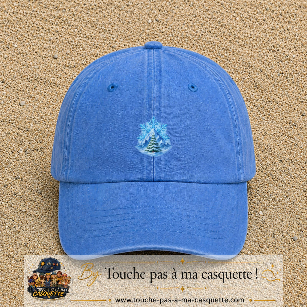 Casquette Bleu ciel délavé avec motif Montagne enneigée et sapin en 5 cm – vue principale