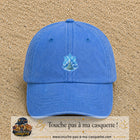 Casquette Bleu ciel délavé avec motif Montagne enneigée et sapin en 5 cm – vue principale