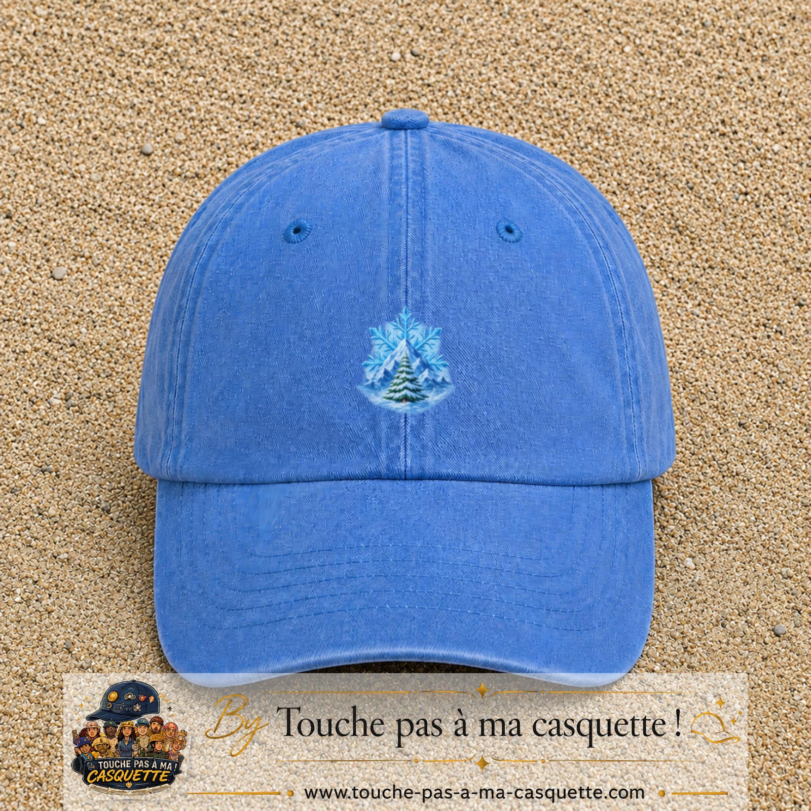 Casquette Bleu ciel délavé avec motif Montagne enneigée et sapin en 5 cm – vue principale
