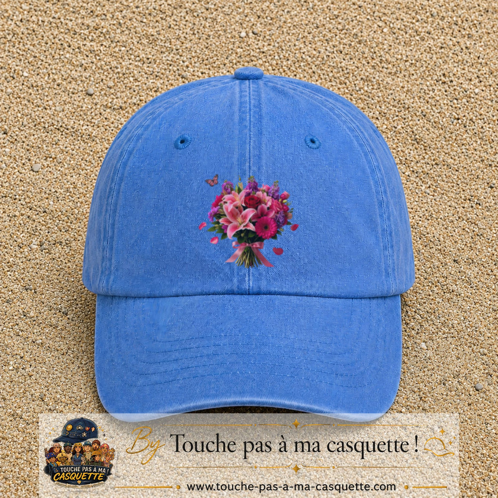 Casquette Bleu ciel délavé avec motif Bouquet de lys et roses avec papillon en 7 cm – vue principale