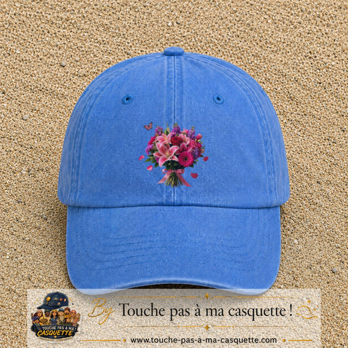 Casquette Bleu ciel délavé avec motif Bouquet de lys et roses avec papillon en 7 cm – vue principale