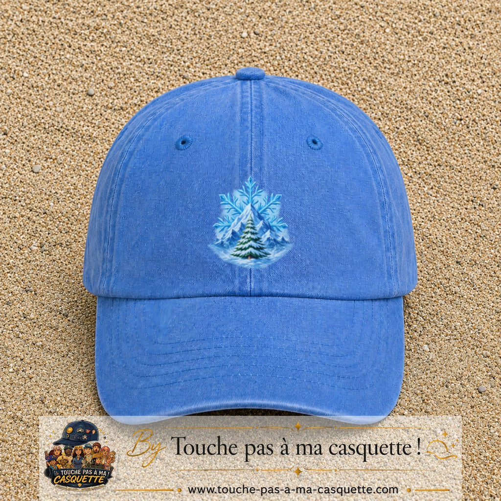 Casquette Bleu ciel délavé avec motif Montagne enneigée et sapin en 7 cm – vue principale