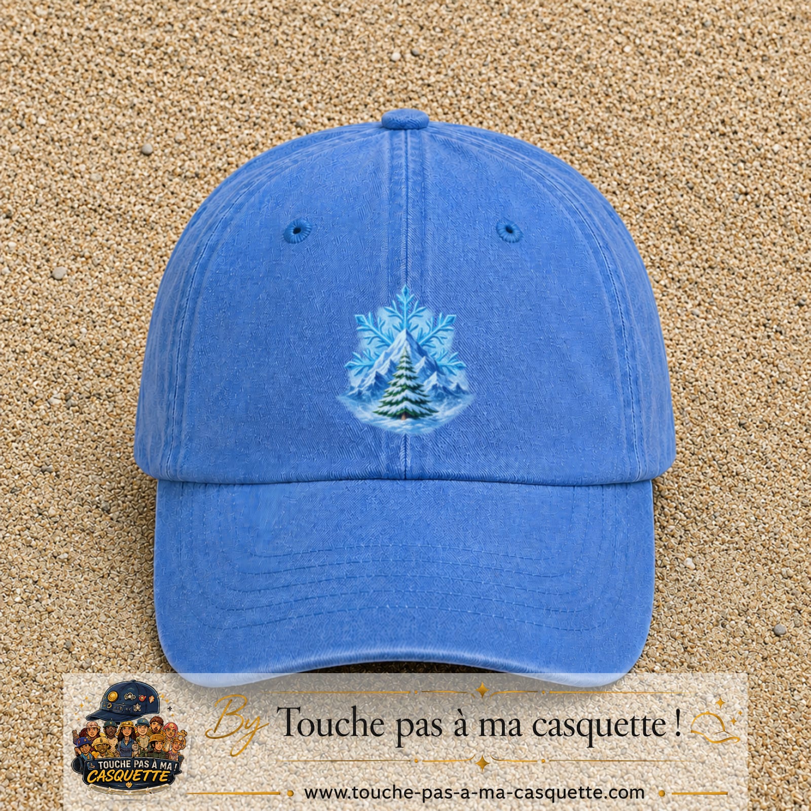 Casquette Bleu ciel délavé avec motif Montagne enneigée et sapin en 7 cm – vue principale