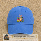 Casquette Bleu ciel délavé avec motif Lapin avec carotte et fleurs en 7 cm – vue principale