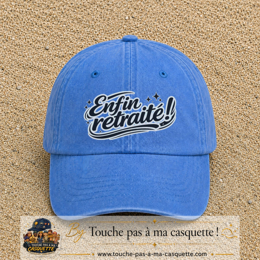 Casquette Bleu ciel délavé avec motif Enfin retraité en 7 cm – vue principale