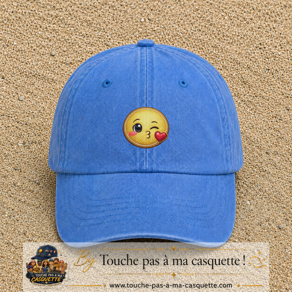 Image principale produit10moyenBLC - casquette Bleu ciel délavé avec visuel Emoji bisou cœur 5 cm