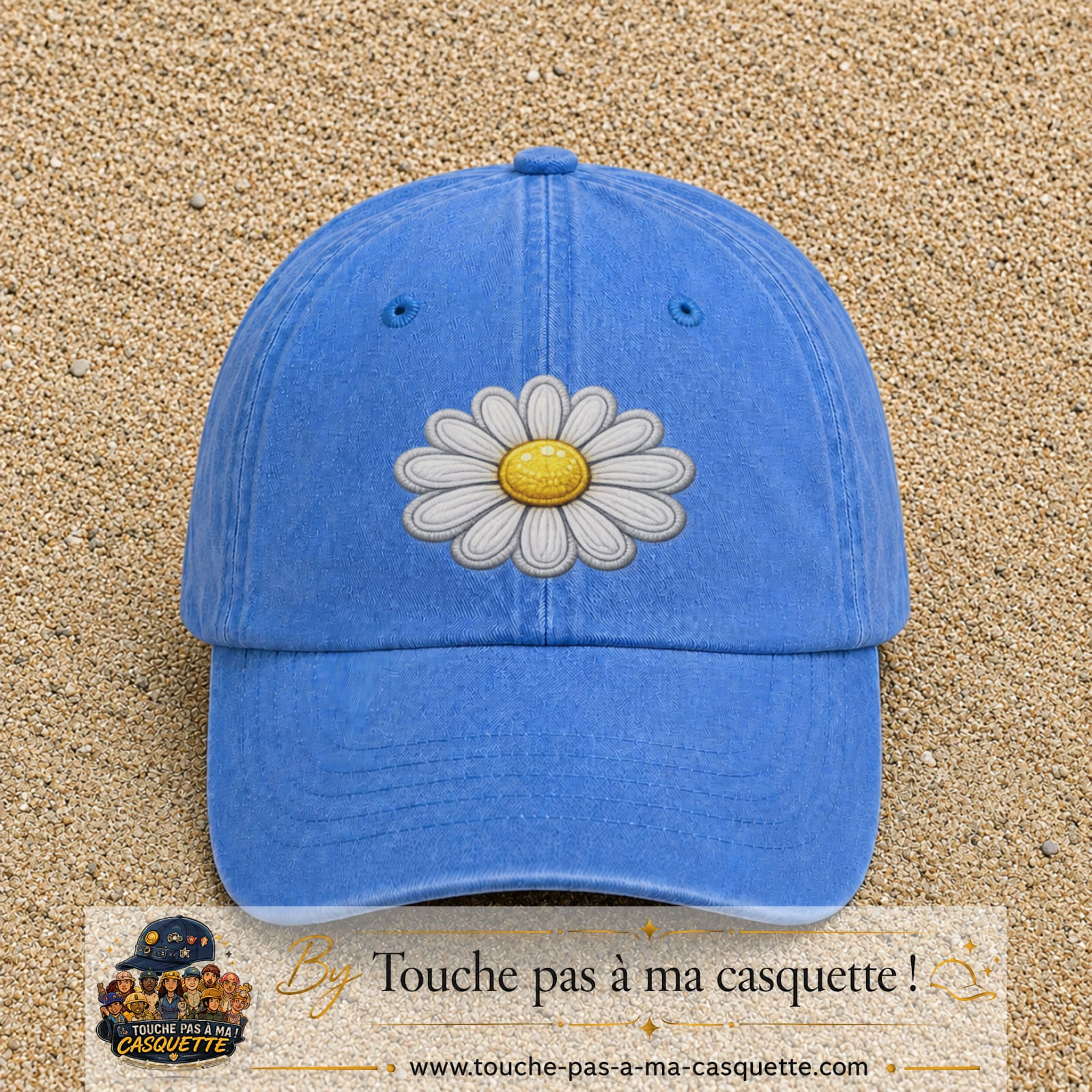 Image principale produit104grosBLC - casquette Bleu ciel délavé avec visuel Marguerite simple 7 cm