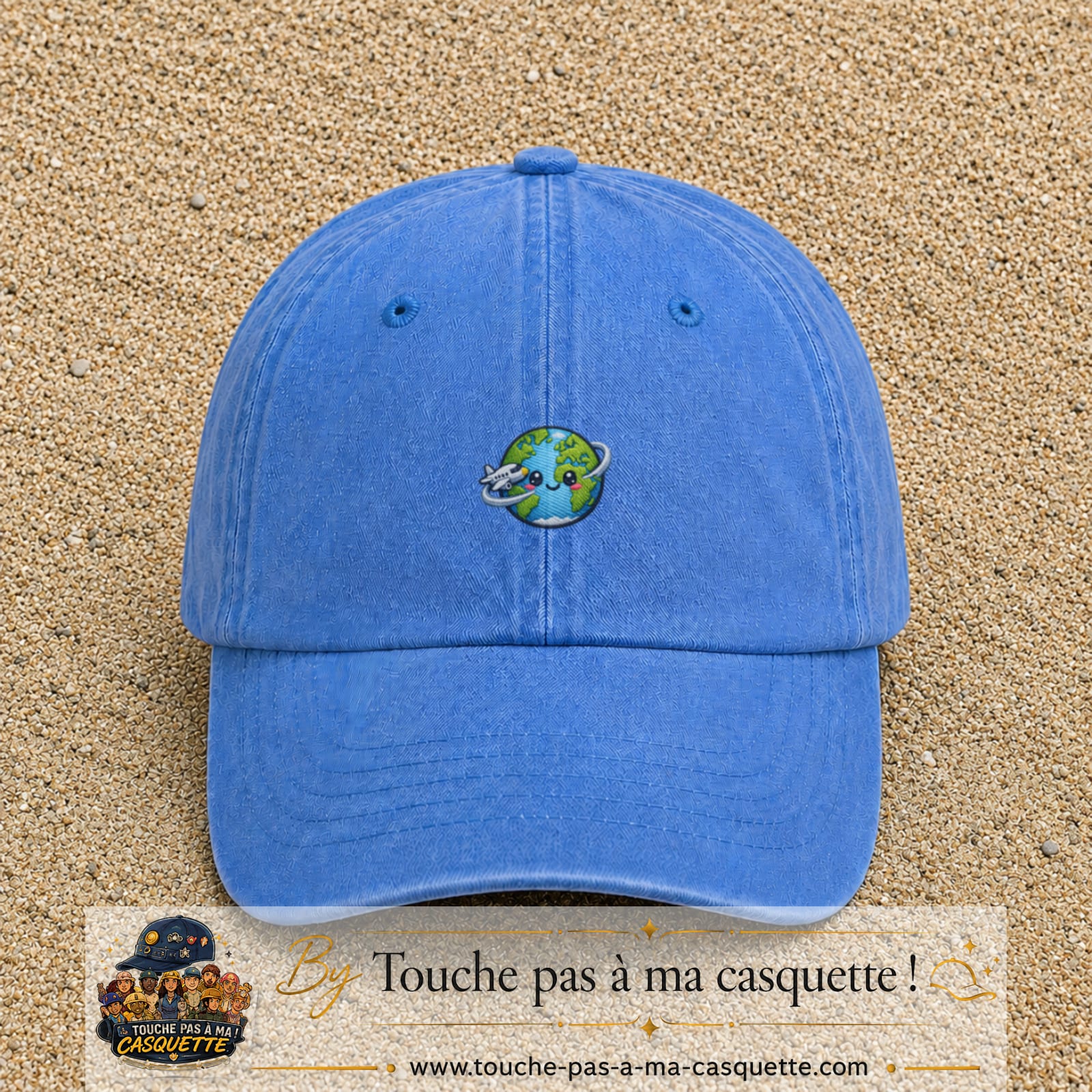Casquette Bleu ciel délavé motif Globe voyageur avec avion 3 cm - vue principale