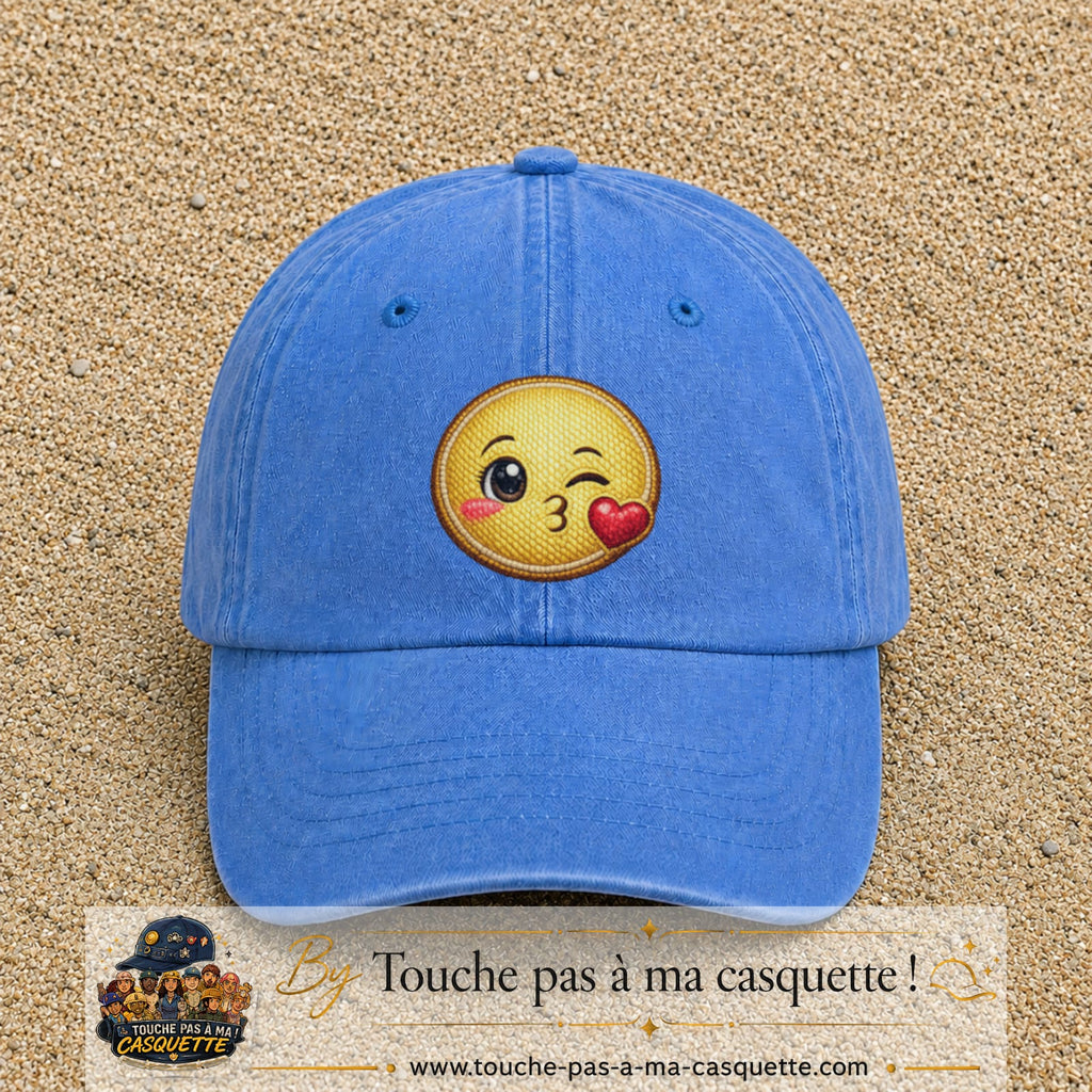 Casquette baseball Bleu ciel délavé 100% coton avec visuel Emoji bisou cœur 7 cm - image produit principale
