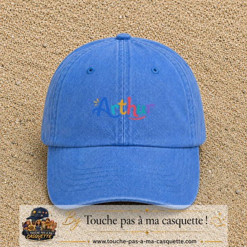 Casquette baseball Bleu ciel délavé 100% coton avec visuel Prénom Arthur coloré 5 cm - image produit principale