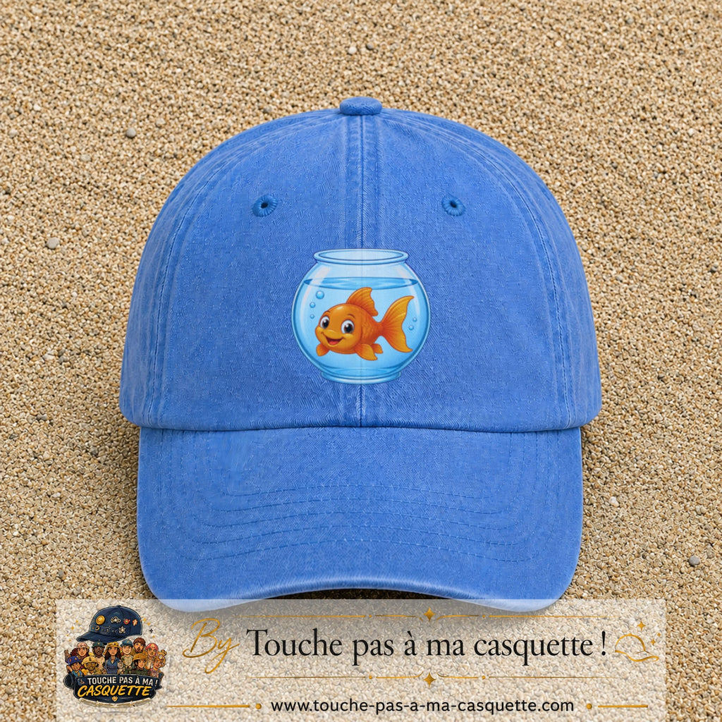 Casquette Bleu ciel délavé 100% coton avec motif Poisson rouge dans bocal 7 cm - image principale